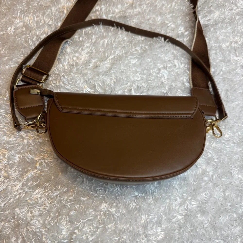 Minimalist Brown Saddle Crossbody Bag Chic Crescent Style with Adjustable Strap